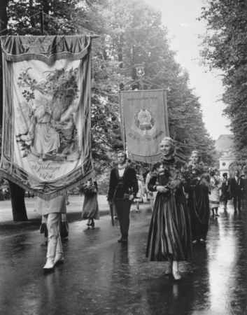 XVI Vispārējo latviešu Dziesmu svētku gājiens