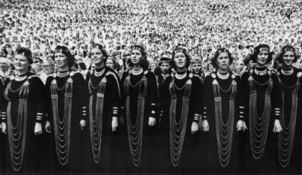 Tautas koris "Daile" XVI Vispārējo latviešu Dziesmu svētku koncertā Mežaparka Lielajā estrādē