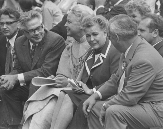 Latvijas republikas augstākās amatpersonas un viesi XVI Vispārējo latviešu Dziesmu svētku koncertā Mežaparka Lielajā estrādē