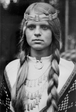 Kora "Ieviņ" dalībniece XVI Vispārējos latviešu Dziesmu svētkos