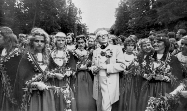 Tautas koris "Juventus" un diriģents Daumants Gailis XVI Vispārējos latviešu Dziesmu svētkos