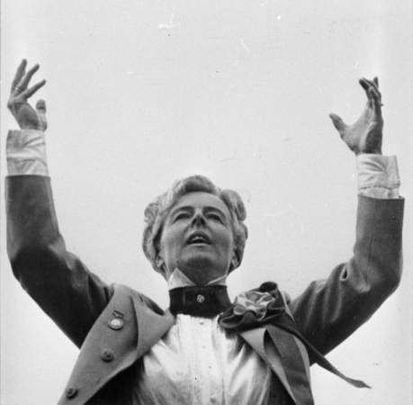 Virsdiriģente Ausma Derkēvica  XVI Vispārējo latviešu Dziesmu  svētku koncertā Mežaparka Lielajā estrādē