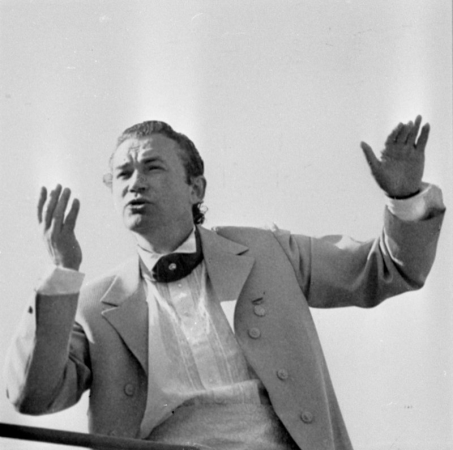 Virsdiriģents Imants Cepītis XVI Vispārējo latviešu Dziesmu  svētku koncertā Mežaparka Lielajā estrādē