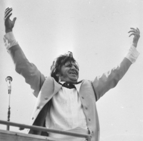 Virsdiriģents Jānis Dūmiņš  XVI Vispārējo latviešu Dziesmu  svētku koncertā Mežaparka Lielajā estrādē