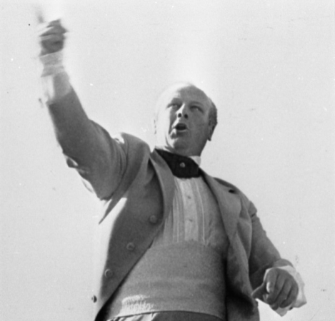 Virsdiriģents Edgars Račevskis  XVI Vispārējo latviešu Dziesmu  svētku koncertā Mežaparka Lielajā estrādē