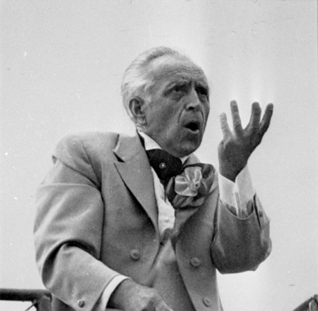 Virsdiriģents Haralds Mednis  XVI Vispārējo latviešu Dziesmu  svētku koncertā Mežaparka Lielajā estrādē