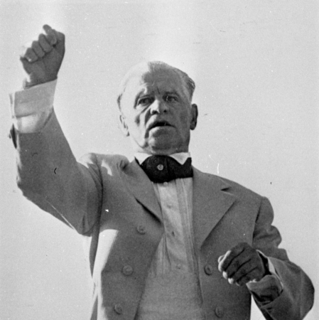 Virsdiriģents Jānis Ozoliņš  XVI Vispārējo latviešu Dziesmu  svētku koncertā Mežaparka Lielajā estrādē