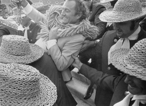 Bauskas skolotāju kora dalībnieki sveic virsdiriģentu Gido Kokaru XVI Vispārējo latviešu Dziesmu  svētku koncertā Mežaparka Lielajā estrādē