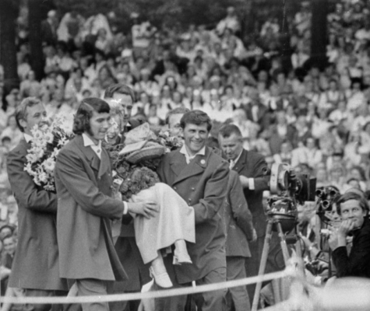 Svētku dalībnieki no Bulgārijas sveic virsdiriģenti Ausmu Derkēvicu XVI Vispārējo latviešu Dziesmu  svētku koncertā Mežaparka Lielajā estrādē