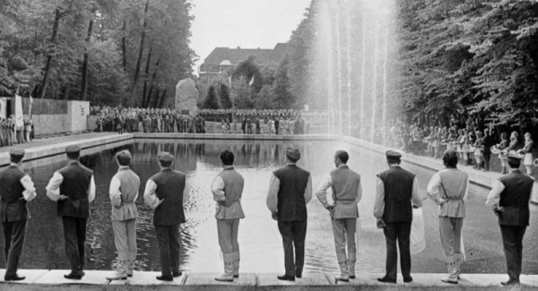 Pirmajiem Vispārējiem latviešu Dziesmu svētkiem veltītā memoriālā ansambļa atklāšana Dziesmu svētku parkā