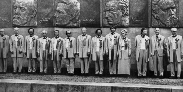 XVI Vispārējo latviešu Dziesmu  svētku virsdiriģenti pie Pirmajiem Vispārējiem latviešu Dziesmu svētkiem veltītā memoriālā ansambļa Dziesmu svētku parkā