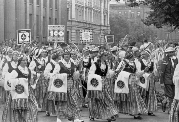 XVI Vispārējo latviešu Dziesmu svētku gājiens