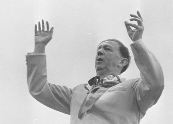 Virsdiriģents Leonīds Vīgners  XVI Vispārējo latviešu Dziesmu  svētku koncertā Mežaparka Lielajā estrādē