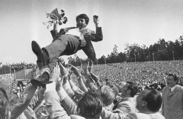 Svētku dalībnieki  sveic virsdiriģentu Jāni Dūmiņu XVI Vispārējo latviešu Dziesmu  svētku koncertā Mežaparka Lielajā estrādē