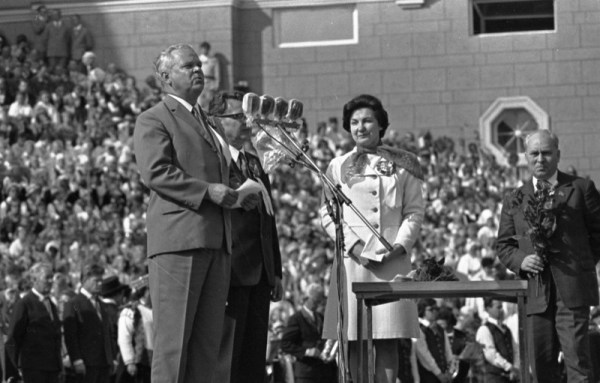 Latvijas PSR Ministru padomes priekšēdētāja  vietnieks Vilis Krūmiņš sveic  XVI Vispārējo latviešu Dziesmu  svētku laureātus Mežaparka Lielajā estrādē