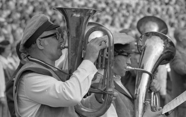 Pūtēju orķestra dalībnieki  XVI Vispārējos latviešu Dziesmu  svētkos