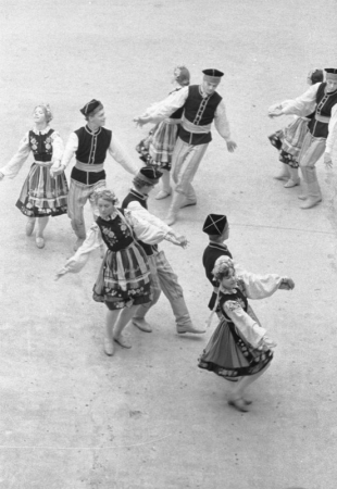 Tautas deju ansambļu koncerts Rīgas Sporta pilī