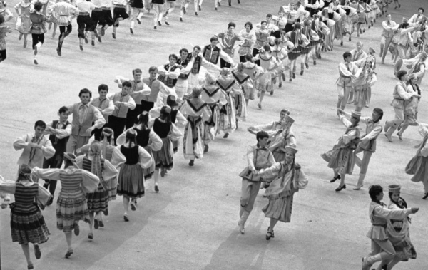 Tautas deju ansambļu koncerts Rīgas Sporta pilī