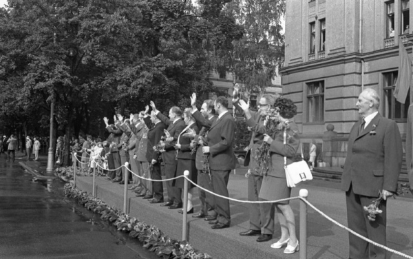 Latvijas republikas augstākās amatpersonas sveic XVI Vispārējo latviešu Dziesmu svētku gājiena dalībniekus