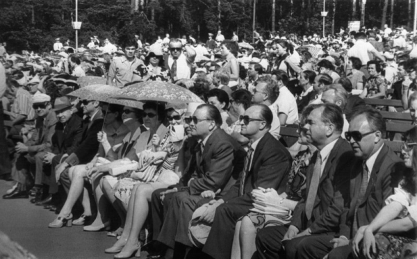 Latvijas republikas augstākās amatpersonas XVI Vispārējo latviešu Dziesmu un VII Deju svētku koncertā Mežaparka Lielajā estrādē