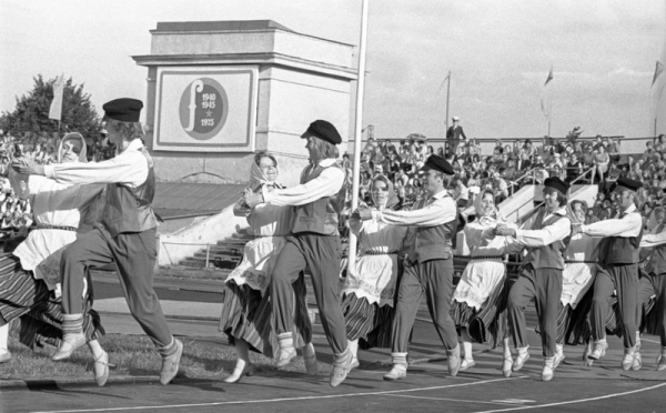 Deju kolektīvu koncerts satdionā "Daugava" XVI Vispārējo latviešu Dziesmu un VII Deju svētku laikā