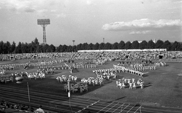 Deju kolektīvu koncerts stadionā "Daugava" XVI Vispārējo latviešu Dziesmu un VII Deju svētku laikā