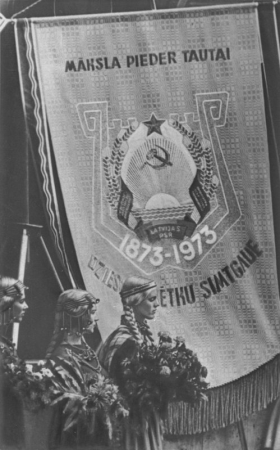 Dziesmu svētku simtgades karogs