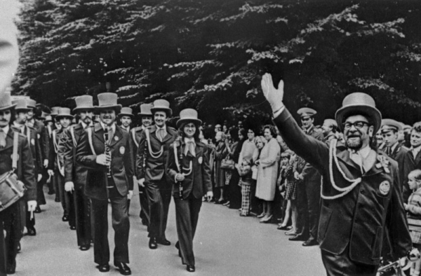 Pūtēju orģestris "Rīga" un diriģents Gunārs Ordelovskis (priekšplānā no labās) XV Vispārējo latviešu Dziesmu un Deju svētku gājienā