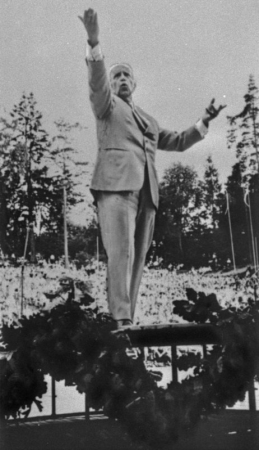 Virsdiriģents Haralds Mednis XV Vispārējo latviešu Dziesmu un Deju svētku koncertā Mežaparka Lielajā estrādē