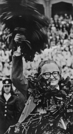 Virsdiriģents Daumants Gailis  XV Vispārējo latviešu Dziesmu un Deju svētku koncertā Mežaparka Lielajā estrādē