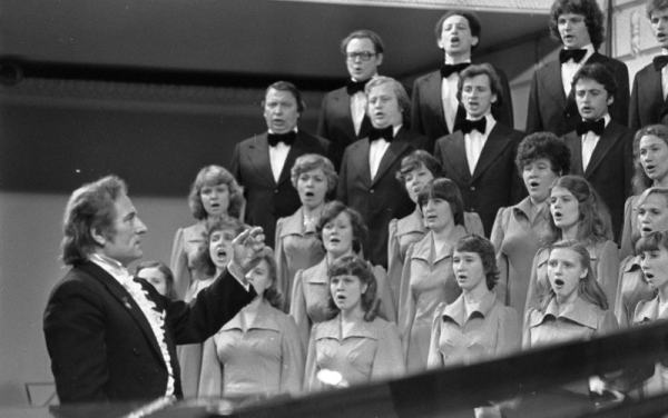 Diriģents Gido Kokars labāko koru  - XVIII Vispārējo latviešu Dziesmu un Deju svētku laureātu, koncertā