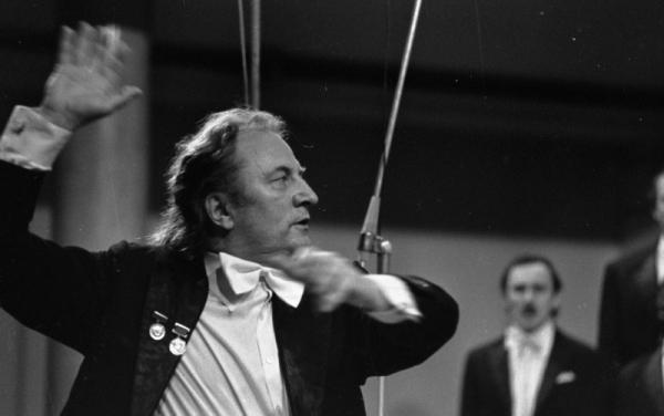 Diriģents Imants Kokars labāko koru  - XVIII Vispārējo latviešu Dziesmu un Deju svētku laureātu, koncertā