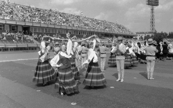 Talsu rajona deju kolektīvu uzstāšanās stadionā "Daugava" XIX Vispārējo latviešu Dziesmu un Deju svētku laikā