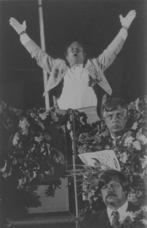 Virsdiriģents Imants Kokars XIX Vispārējo latviešu Dziesmu un Deju svētku noslēguma koncertā Mežaparka Lielajā estrādē