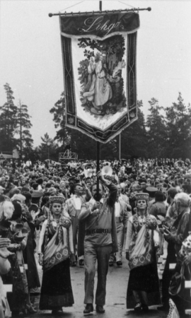 Pirmo latviešu Dziesmu svētku karogs XIX Vispārējo latviešu Dziesmu un Deju svētku  laikā Mežaparka Lielajā estrādē