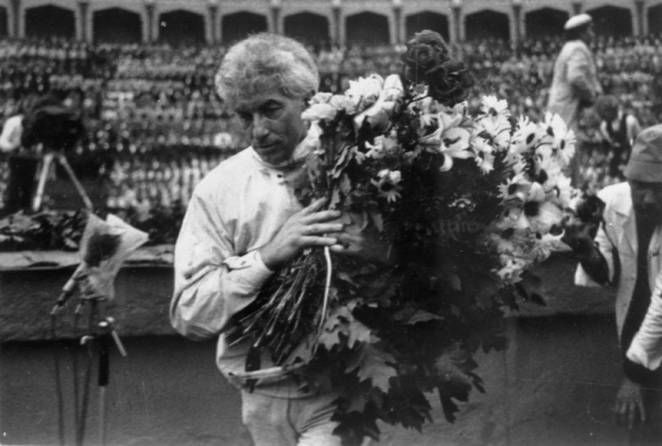 Dzejnieks Imants Ziedonis XIX Vispārējo latviešu Dziesmu un Deju svētku koncertā Mežaparka Lielajā estrādē