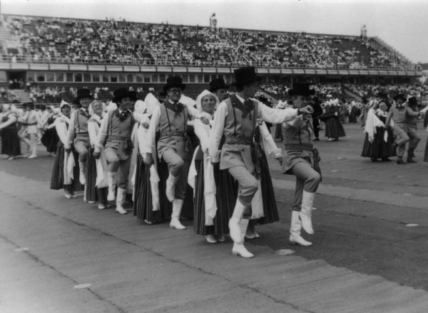 Ventspils vidējās paaudzes deju kolektīva "Kurzeme" uzstāšanās stadionā "Daugava" XIX Vispārējo latviešu Dziesmu un Deju svētku laikā
