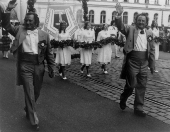 Virsdiriģenti Gido Kokars (no kreisās) un Imants Kokars XVII Vispārējo latviešu Dziesmu  svētku gājienā
