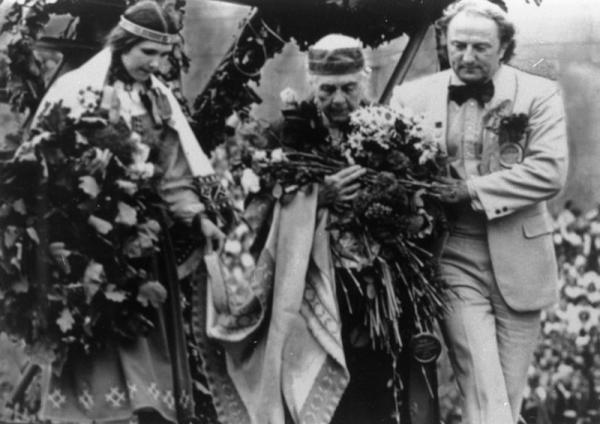 Latviešu komponista Jāzepa Vītola atraitne Annija Vītola un diriģents Imants Kokars XVIII Vispārējos latviešu Dziesmu un Deju svētku koncertā Mežaparka Lielajā estrādē