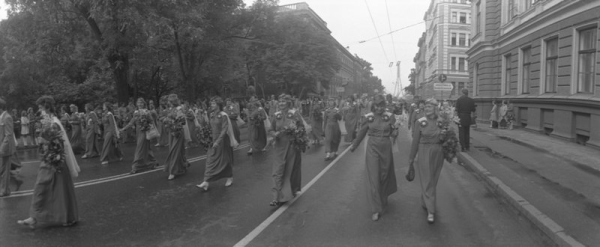 Cēsu rajona skolotāju koris "Beverīna" XIX Vispārējo latviešu Dziesmu un Deju svētku gājienā