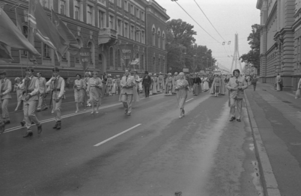 Cēsu rajona mākslinieciskās pašdarbības kolektīvi XIX Vispārējo latviešu Dziesmu un Deju svētku gājienā