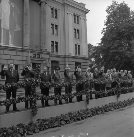 Latvijas republikas augstākās amatpersonas sveic XVII Vispārējo latviešu Dziesmu  svētku gājiena dalībniekus