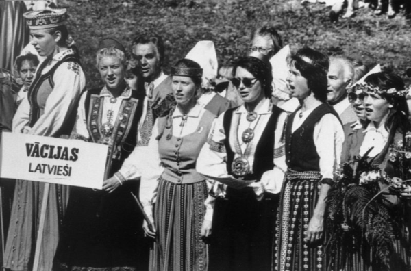 Vācijas latviešu kolektīvs folkloras ansambļu saietā Latvijas Etnogrāfiskajā brīvdabas muzejā XX Vispārējo latviešu Dziesmu un X Deju svētku laikā