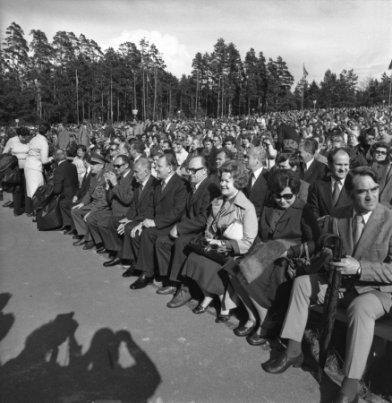 Latvijas republikas augstākās amatpersonas un viesi XVI Vispārējo latviešu Dziesmu un VII Deju svētku koncertā Mežaparka Lielajā estrādē