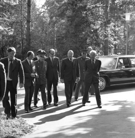 Latvijas republikas augstākās amatpersonas un viesi XVI Vispārējo latviešu Dziesmu un VII Deju svētku koncertā Mežaparka Lielajā estrādē