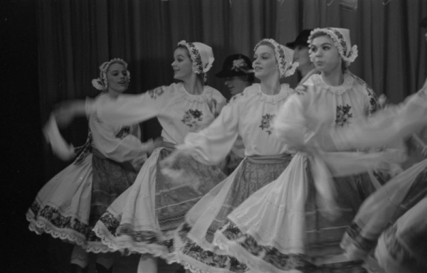 Deju kolektīva "Gundega" uzstāšanās tautas deju kolektīvu skatē pirms XIX Vispārējiem latviešu Dziesmu un Deju svētkiem