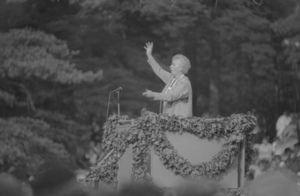 Virsdiriģente Ausma Derkēvica XIX Vispārējo latviešu Dziesmu un Deju svētku koncertā Mežaparka Lielajā estrādē