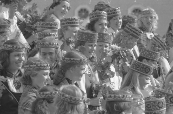 XIX Vispārējo latviešu Dziesmu un Deju svētku dalībnieces Mežaparka Lielajā estrādē