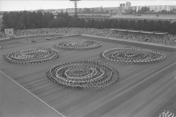 Deju kolektīvu  koncerts stadionā "Daugava" XIX Vispārējo latviešu Dziesmu un Deju svētku laikā