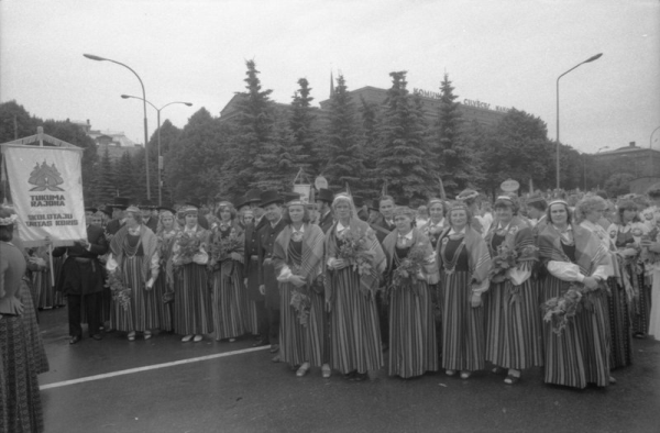 Tukuma rajona skolotāju Tautas koris XIX Vispārējo latviešu Dziesmu un Deju svētku gājienā